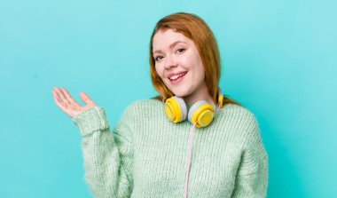 Kızıl saçlı güzel kadın kendini mutlu hissediyor, bir çözüm ya da fikir bulduğuna şaşırıyor. Müzik konseptinin tadını