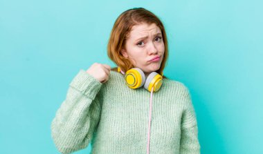 Kızıl saçlı güzel kadın kibirli, başarılı, pozitif ve gururlu görünüyor. Müzik konseptinin tadını