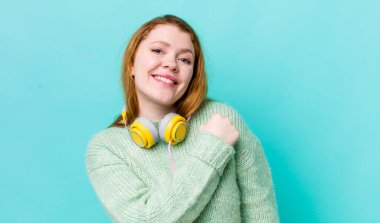 Kızıl saçlı güzel bir kadın kendini mutlu hissediyor ve bir meydan okumayla yüzleşiyor ya da kutluyor. Müzik konseptinin tadını