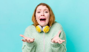 Kızıl saçlı güzel kadın umutsuz, hayal kırıklığına uğramış ve stresli görünüyor. Müzik konseptinin tadını