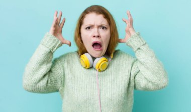 Kızıl saçlı güzel kadın ellerini havaya kaldırarak çığlık atıyor. Müzik konseptinin tadını