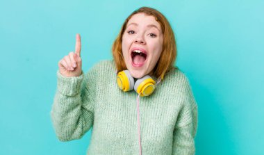 Kızıl saçlı, güzel bir kadın bir fikri fark ettikten sonra mutlu ve heyecanlı bir dahi gibi hissediyor. Müzik konseptinin tadını