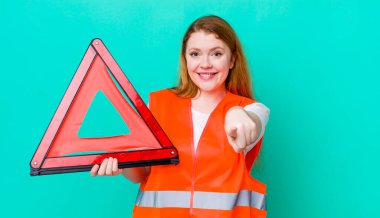 Kızıl saçlı güzel kadın kamerayı işaret ederek seni seçiyor. Araba üçgeni kazası.