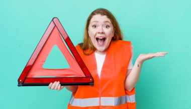 Kızıl saçlı güzel kadın kendini mutlu hissediyor ve inanılmaz bir şeye hayret ediyor. Araba üçgeni kazası.