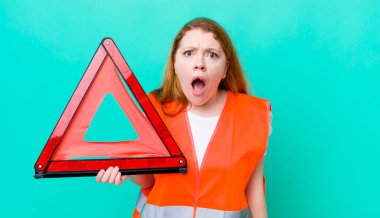 Kızıl saçlı güzel kadın çok şaşırmış ya da şaşkın görünüyor. Araba üçgeni kazası.