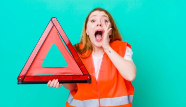 Kızıl saçlı, güzel bir kadın kendini mutlu hissediyordu. Elleri ağzının kenarında bağırıyordu. Araba üçgeni kazası.