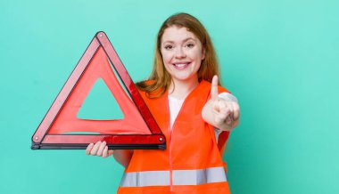 Kızıl saçlı güzel kadın gururla gülümsüyor ve kendinden emin bir numara oluyor. Araba üçgeni kazası.