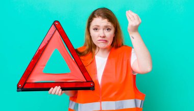 Kızıl saçlı, güzel bir kadın kapiş ya da para hareketi yapıyor, sana ödemeni söylüyor. Araba üçgeni kazası.