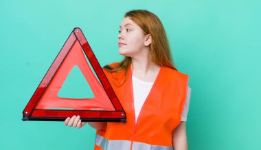 Profil bakışlı kızıl saçlı güzel kadın hayal mi kuruyor yoksa hayal mi kuruyor? Araba üçgeni kazası.