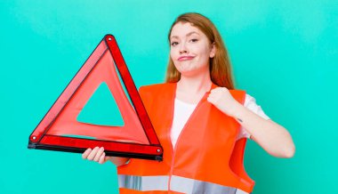 Kızıl saçlı güzel kadın kibirli, başarılı, pozitif ve gururlu görünüyor. Araba üçgeni kazası.