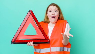 Kızıl saçlı güzel kadın inanılmaz bir sürprizle şaşkına dönmüş ve hayrete düşmüştü. Araba üçgeni kazası.