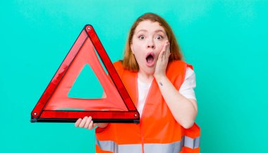 Kızıl saçlı güzel kadın şok olmuş ve korkmuş hissediyor. Araba üçgeni kazası.