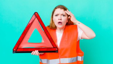 Kızıl saçlı güzel kadın şaşırmış görünüyor, yeni bir düşünce, fikir ya da konsept fark ediyor. Araba üçgeni kazası.