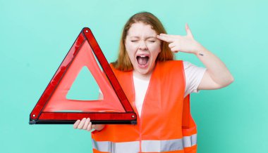 Kızıl saçlı güzel bir kadın mutsuz ve stresli görünüyor, intihar jesti silah işareti yapıyor. Araba üçgeni kazası.