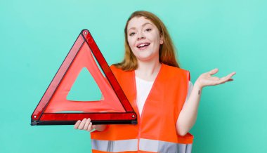 Kızıl saçlı güzel kadın kendini mutlu hissediyor, bir çözüm ya da fikir bulduğuna şaşırıyor. Araba üçgeni kazası.