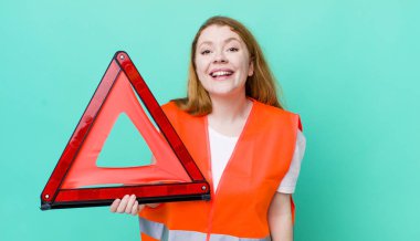 Kızıl saçlı güzel kadın mutlu ve hoş bir şekilde şaşırmış görünüyor. Araba üçgeni kazası.