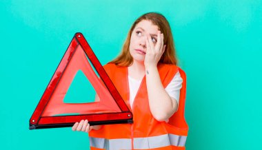 Kızıl saçlı, güzel bir kadın bıkkın, yorgun ve uykulu hissediyor. Araba üçgeni kazası.