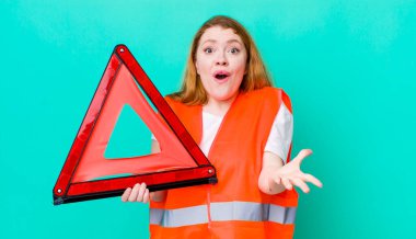 Kızıl saçlı güzel kadın çok şaşırmış ve şok olmuş hissediyor. Araba üçgeni kazası.