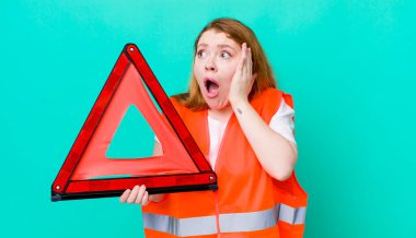 Kızıl saçlı güzel kadın mutlu, heyecanlı ve şaşırmış hissediyor. Araba üçgeni kazası.