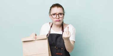 Kızıl saçlı güzel bir kadın kızgın, sinirli, asi ve agresif hissediyor. teslimat kavramını kaldır