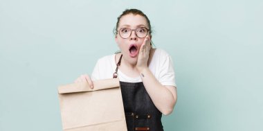 Kızıl saçlı güzel kadın şok olmuş ve korkmuş hissediyor. teslimat kavramını kaldır