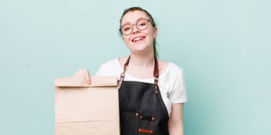 Kızıl saçlı güzel kadın mutlu ve hoş bir şekilde şaşırmış görünüyor. teslimat kavramını kaldır