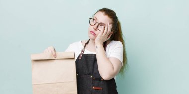 Kızıl saçlı, güzel bir kadın bıkkın, yorgun ve uykulu hissediyor. teslimat kavramını kaldır