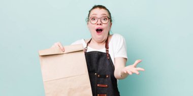 Kızıl saçlı güzel kadın çok şaşırmış ve şok olmuş hissediyor. teslimat kavramını kaldır