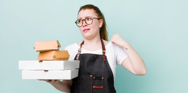 Kızıl saçlı güzel kadın stresli, endişeli, yorgun ve hayal kırıklığına uğramış hissediyor. teslimat kavramını kaldır