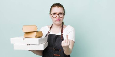 Kızıl saçlı güzel bir kadın kızgın, sinirli, asi ve agresif hissediyor. teslimat kavramını kaldır