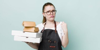 Kızıl saçlı güzel kadın kibirli, başarılı, pozitif ve gururlu görünüyor. teslimat kavramını kaldır