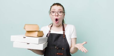 Kızıl saçlı güzel kadın inanılmaz bir sürprizle şaşkına dönmüş ve hayrete düşmüştü. teslimat kavramını kaldır