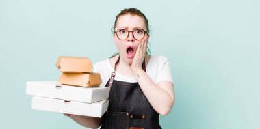 Kızıl saçlı güzel kadın şok olmuş ve korkmuş hissediyor. teslimat kavramını kaldır