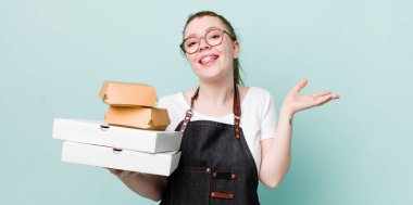 Kızıl saçlı güzel kadın kendini mutlu hissediyor, bir çözüm ya da fikir bulduğuna şaşırıyor. teslimat kavramını kaldır