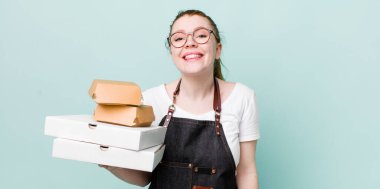 Kızıl saçlı güzel kadın mutlu ve hoş bir şekilde şaşırmış görünüyor. teslimat kavramını kaldır