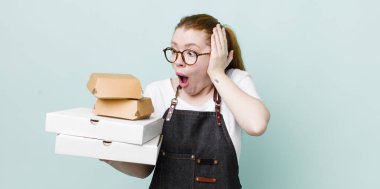 Kızıl saçlı güzel kadın mutlu, heyecanlı ve şaşırmış hissediyor. teslimat kavramını kaldır