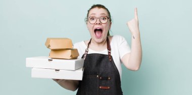 Kızıl saçlı, güzel bir kadın bir fikri fark ettikten sonra mutlu ve heyecanlı bir dahi gibi hissediyor. teslimat kavramını kaldır