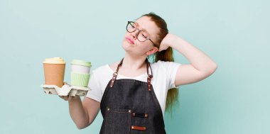 Kızıl saçlı güzel kadın şaşkın ve kafası karışık, kaşınan bir kafa hissediyor. kahve konseptini kaldır.