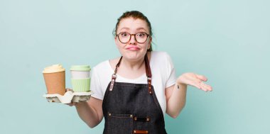 Kızıl saçlı güzel kadın şaşkın, şaşkın ve şüpheci hissediyor. kahve konseptini kaldır.