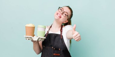 Kızıl saçlı güzel bir kadın gururlu, olumlu gülümsüyor. kahve konseptini kaldır.