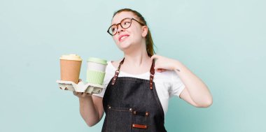 Kızıl saçlı güzel kadın stresli, endişeli, yorgun ve hayal kırıklığına uğramış hissediyor. kahve konseptini kaldır.