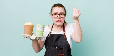 Kızıl saçlı, güzel bir kadın kapiş ya da para hareketi yapıyor, sana ödemeni söylüyor. kahve konseptini kaldır.