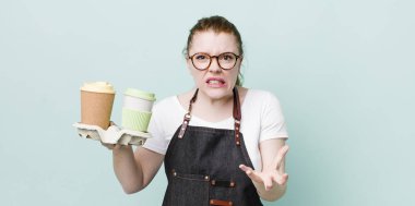 Kızıl saçlı, güzel bir kadın sinirli, sinirli ve sinirli görünüyor. kahve konseptini kaldır.