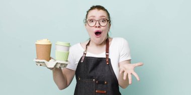 Kızıl saçlı güzel kadın inanılmaz bir sürprizle şaşkına dönmüş ve hayrete düşmüştü. kahve konseptini kaldır.