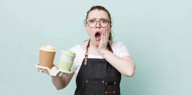 Kızıl saçlı güzel kadın şok olmuş ve korkmuş hissediyor. kahve konseptini kaldır.