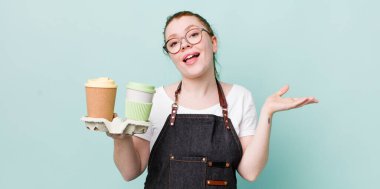 Kızıl saçlı güzel kadın kendini mutlu hissediyor, bir çözüm ya da fikir bulduğuna şaşırıyor. kahve konseptini kaldır.