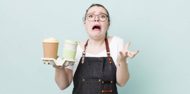 Kızıl saçlı güzel kadın umutsuz, hayal kırıklığına uğramış ve stresli görünüyor. kahve konseptini kaldır.