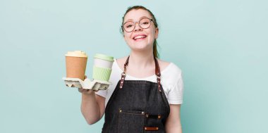 Kızıl saçlı güzel kadın mutlu ve hoş bir şekilde şaşırmış görünüyor. kahve konseptini kaldır.