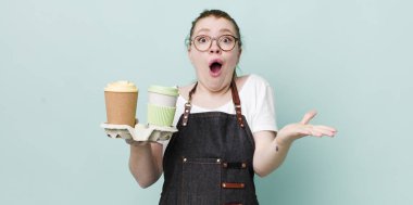 Kızıl saçlı güzel kadın çok şaşırmış ve şok olmuş hissediyor. kahve konseptini kaldır.