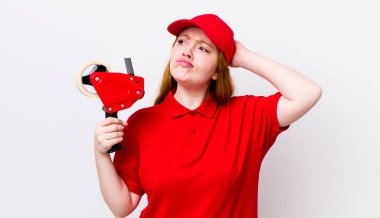 Kızıl saçlı güzel kadın şaşkın ve kafası karışık, kaşınan bir kafa hissediyor. Packer çalışanı konsepti